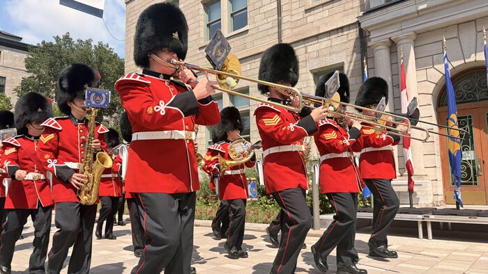 Des soldats défilent pour le 418e anniversaire de la ville de Québec.