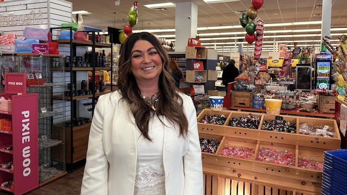 Jessy Lajoie-Boily pose dans son commerce.