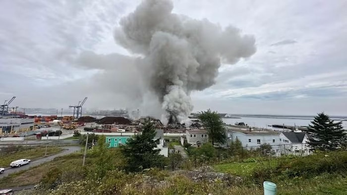 Un feu dans entreprise de ferraille, près du fleuve et près d'une dizaine de maisons.