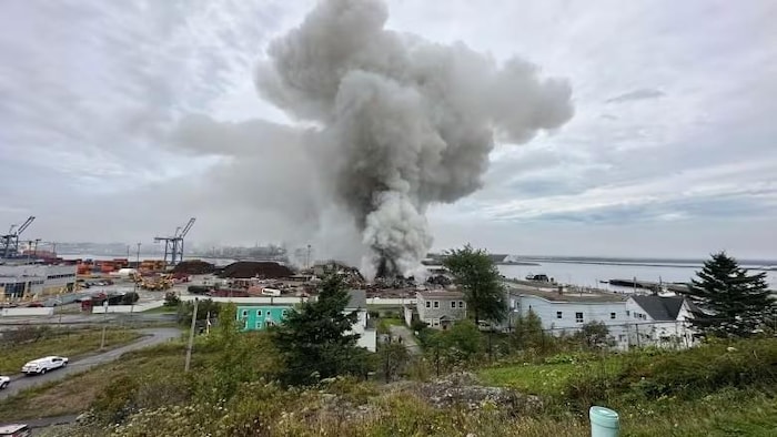 Un feu dans entreprise de ferraille, près du fleuve et près d'une dizaine de maisons.