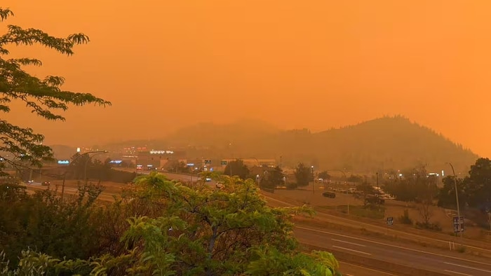 Un ciel orangé à cause de la fumée des feux de forêt.