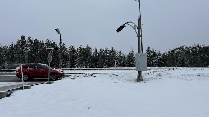 Un feu de circulation qui a été happé par un camion.