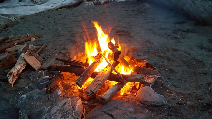 Un feu de camp sur une plage.