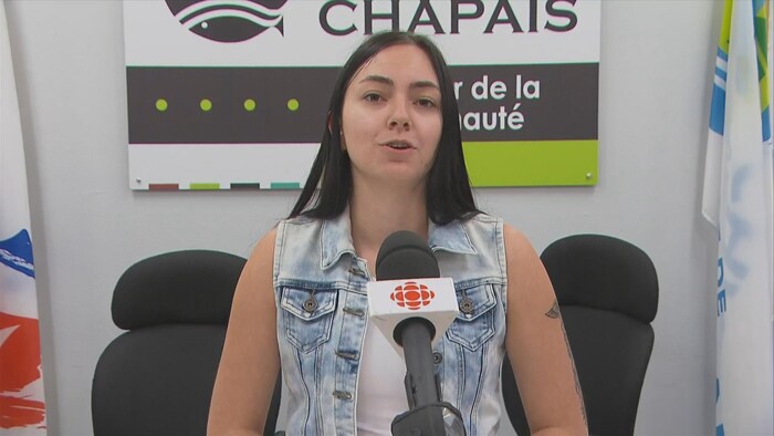 Isabelle Lessard parle à un micro.