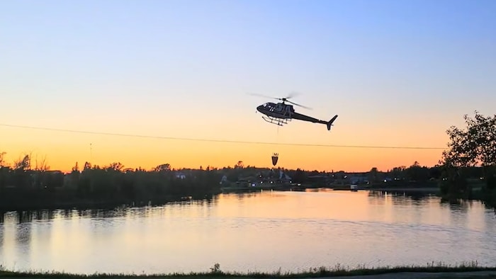 La compagnie locale Expedition Helicopters a aidé à éteindre l'incendie avec un Bambi bucket.