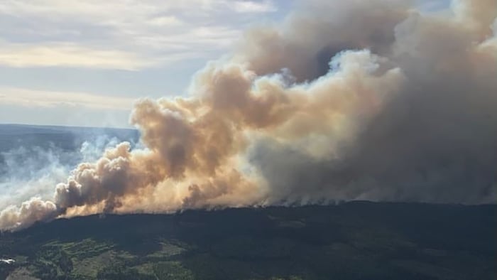 Une vue aérienne d'un feu avec beaucoup de fumée.