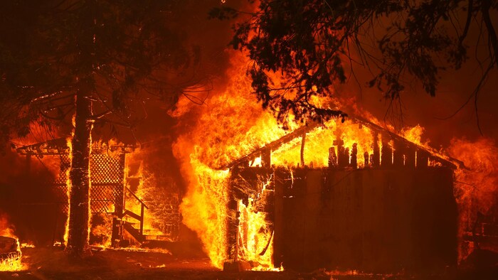 Une maison complètement engloutie par les flammes.