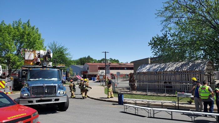 Des pompiers sur la rue de l'Ours à Wendake.