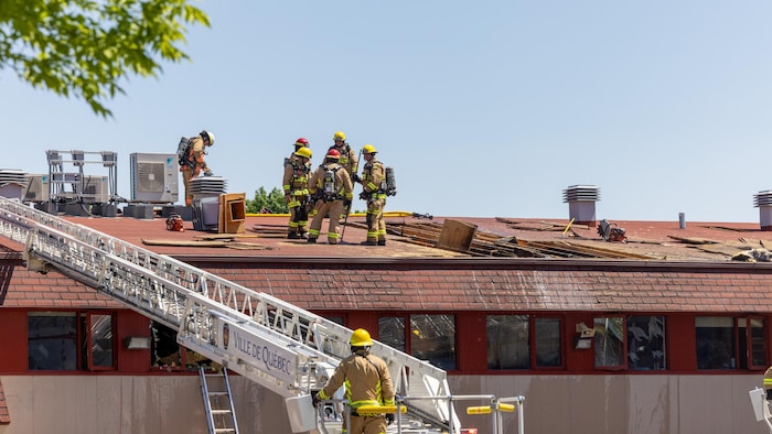 Des pompiers sur un toit.
