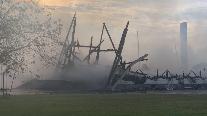 Les restes de l'église lundi matin, après un incendie.