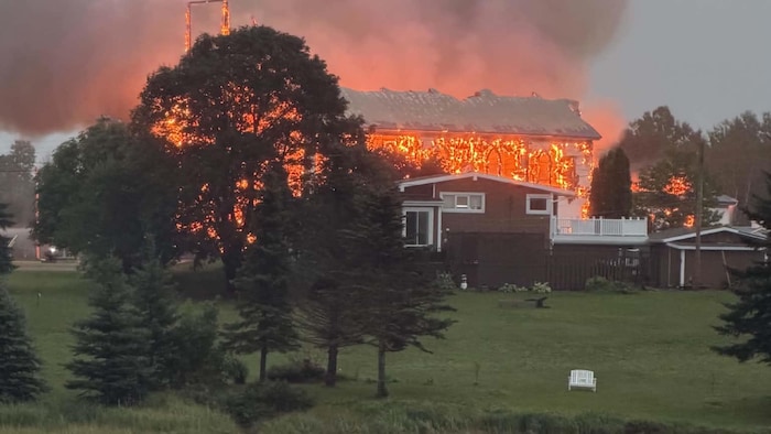 Église en feu.