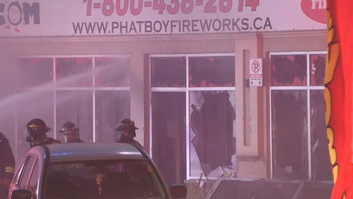 Incendie au magasin de feux d'artifice Phatboy Fireworks à Etobicoke en mai 2026.