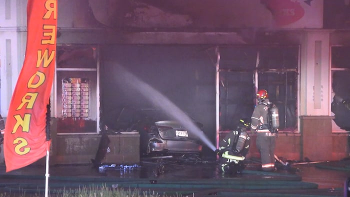 Incendie au Phatboy Fireworks à Etobicoke en mai 2026.