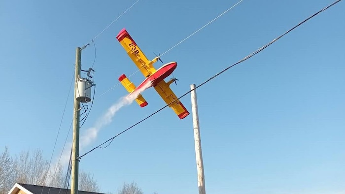 Un avion-citerne de la SOPFEU en plein vol.