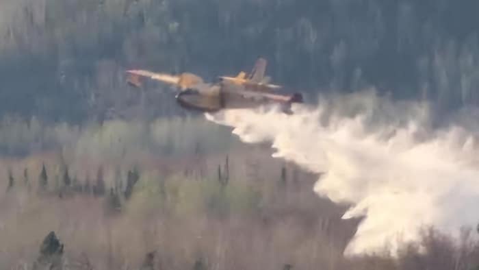 Un avion-citerne de la SOPFEU en train d'éteindre