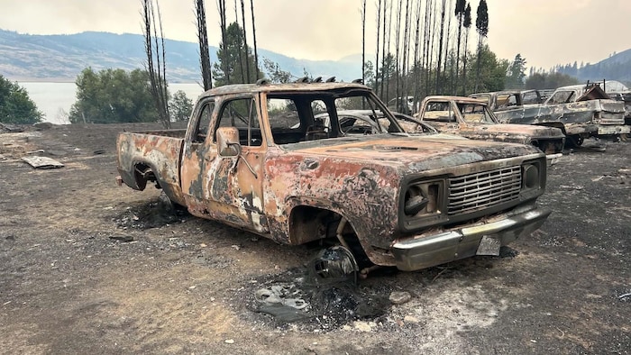 Une voiture détruite par un feu de forêt sur les terres de la bande indienne de l'Okanagan.