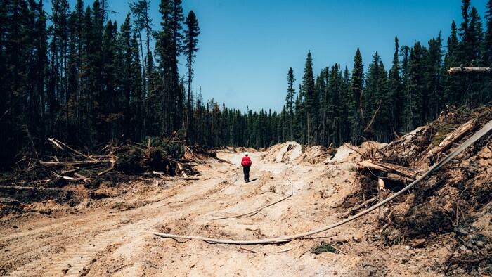 Un pompier sur une route de terre, à Chapais.