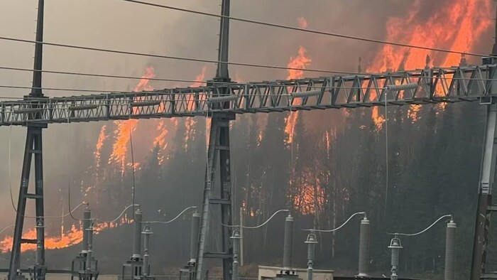 Des flammes près d'installations électriques.