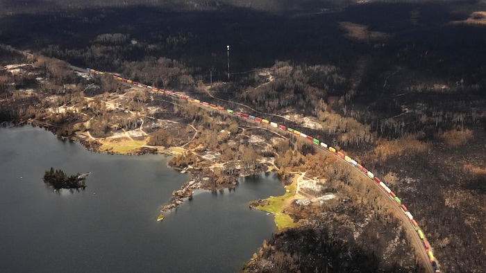 Vue aérienne des dégâts causés par un feu de forêt à la Première Nation Collins, une petite communauté ojibwée isolée située dans le nord-ouest de l’Ontario, à environ 250 km au nord de Thunder Bay, le mercredi 22 juillet 2026.