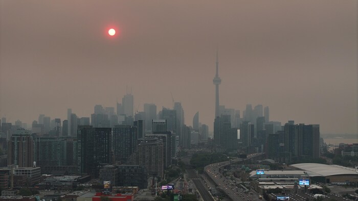 سحب دخان حرائق الغابات في سماء تورونتو هذا الصباح.