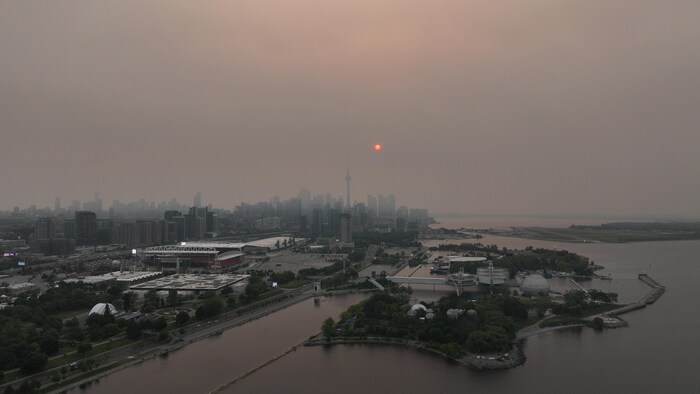 Lever du soleil et panorama de la place de l'Ontario et le centre-ville de Toronto en arrière-plan.