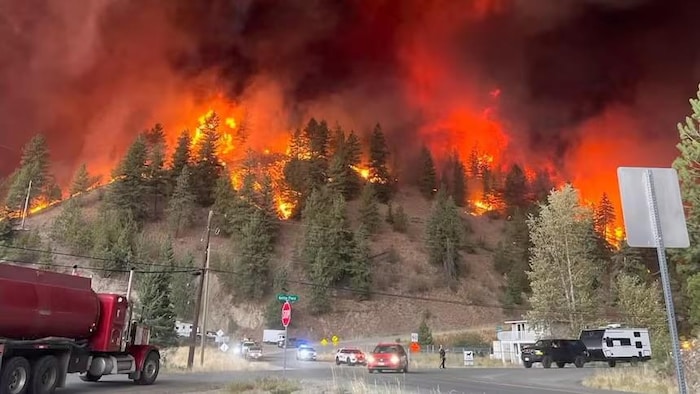 Un feu de forêt sur une montagne.