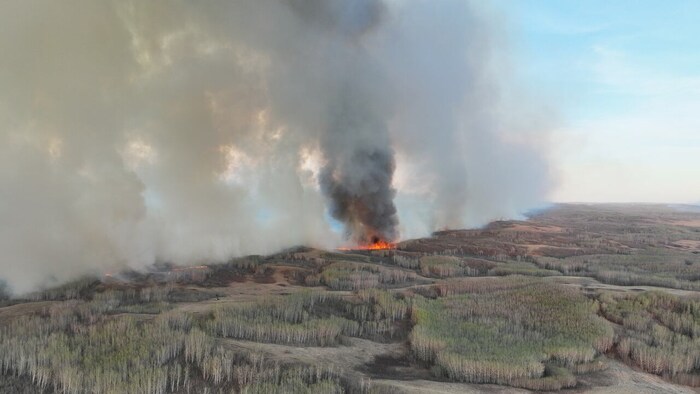 Un feu de forêt près de la Première Nation Saulteaux, en Saskatchewan, le 5 mai 2023.