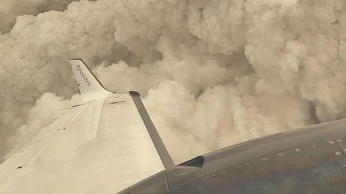 De la fumée de feu de forêt vu d'un avion.