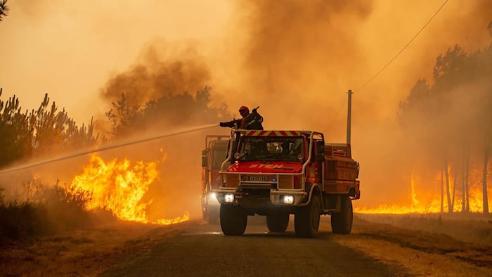 شاحنة إطفاء تكافح حريق غابات إلى الجنوب من مدينة بوردو في جنوب غرب فرنسا في ضيف 2022.