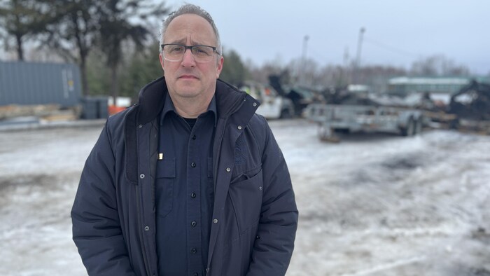 Serge Gagné devant les ruines d'un garage.