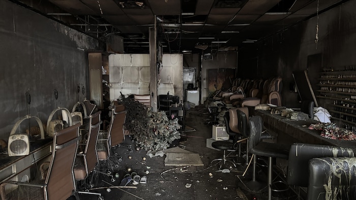 Un salon de manucure complètement brûlé.