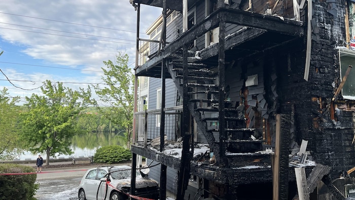 Un immeuble endommagé par le feu.