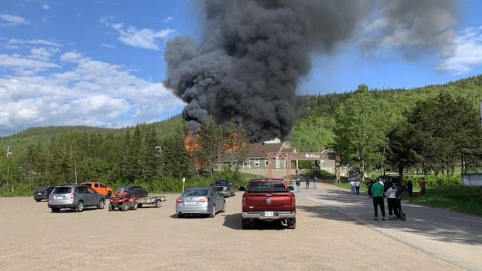 A chalet caught fire in front of the parking lot.