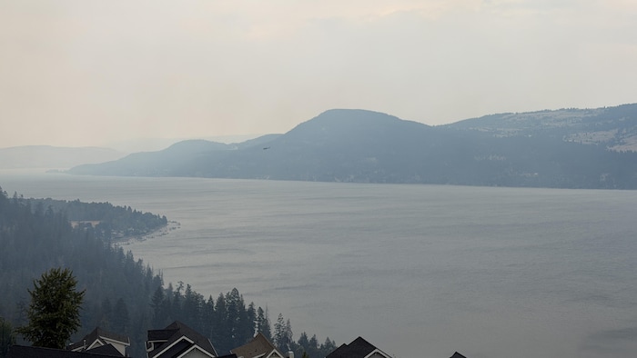 Un lac entouré de collines. L'air est extrêmement enfumé.