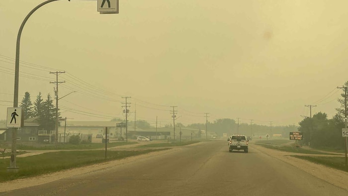 Une voiture de police bloque l'accès à la route.