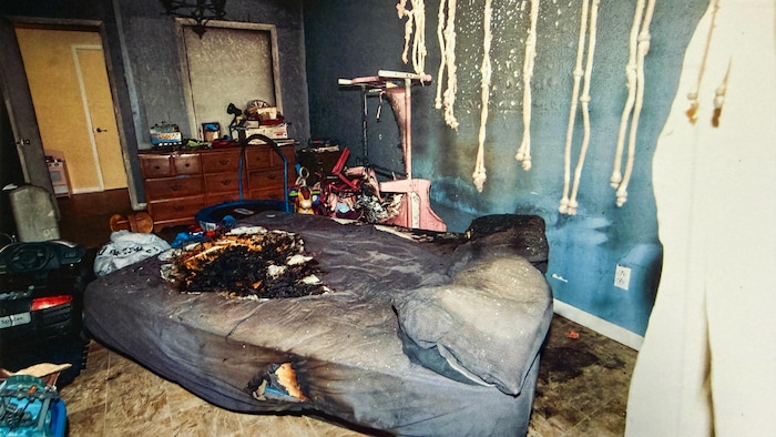 Une chambre calcinée par un incendie.