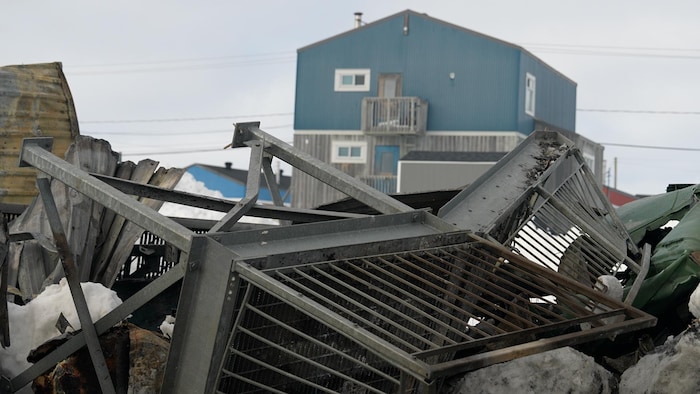 Des structures en fer amoncelées les unes sur les autres.