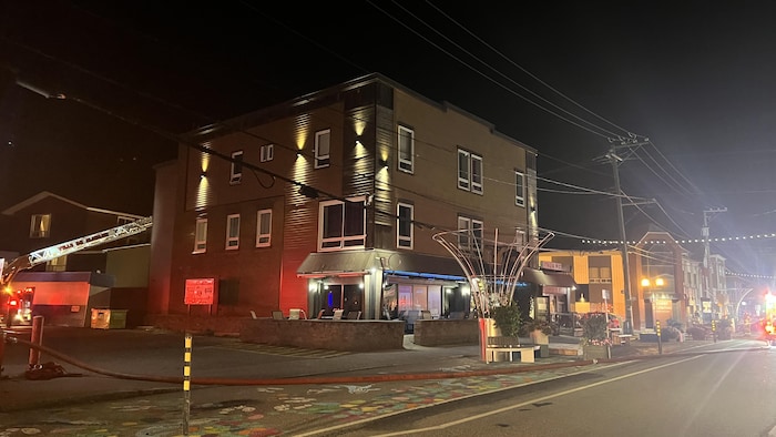 Des pompiers qui interviennent la nuit sur un bâtiment de la rue Saint-Pierre, à Matane. 