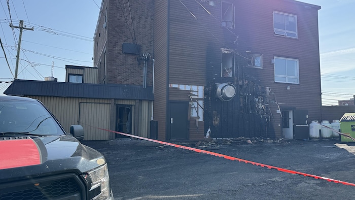 Un immeuble endommagé par le feu. 