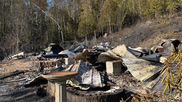 Une maison détruite par un feu de forêt.