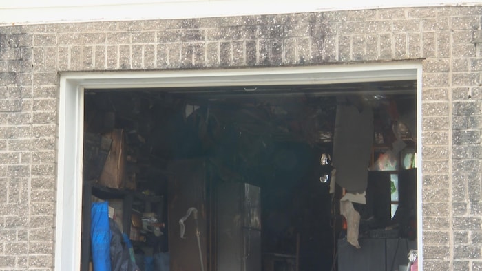 Un garage qui a pris feu.