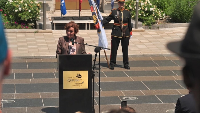 La première ministre Christine Fréchette fait un discours sur le parvis de l'hôtel de ville à Québec à l'occasion du 418e anniversaire de la ville.