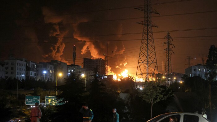 Un terminal pétrolier en feu.
