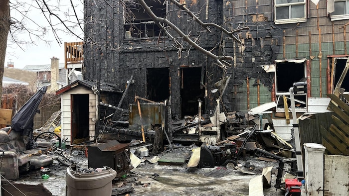 Un édifice ravagé par les flammes.