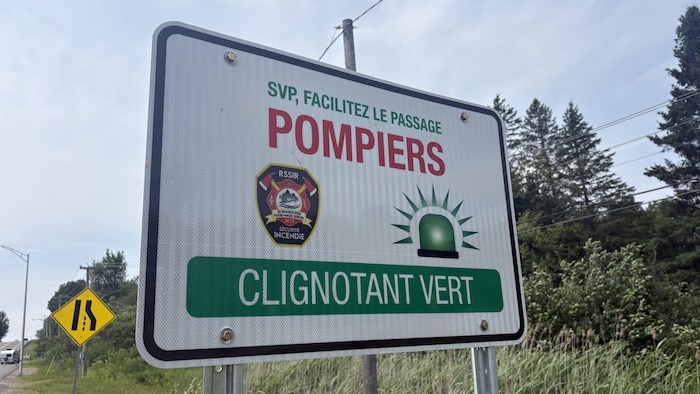 Une pancarte sur le bord de la route.