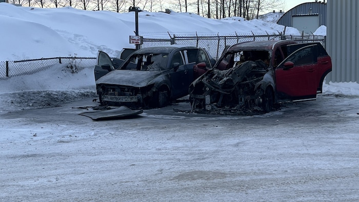 Deux voitures incendiées.