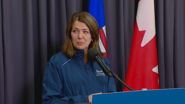 Danielle Smith sur un podium, le 8 mai 2023.