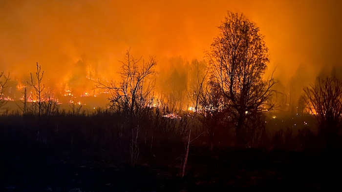 Les feux ont entraîné de nombreuses évacuations en Alberta, le 7 mai 2023.