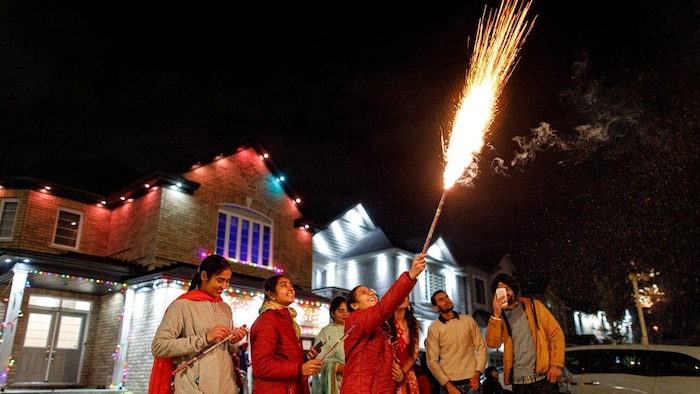 كنديون من اصل هندي يحتفلون بعيد ’’ديوالي‘‘ في ساسكاتون في مقاطعة ساسكاتشِوان في غرب كندا.
