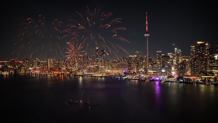 Images aériennes (prises par drone) du feu d'artifice tiré à l'occasion du réveillon du Nouvel An au-dessus du port de Toronto.